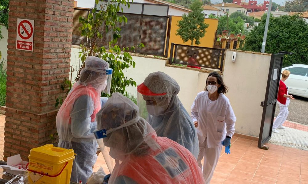 Las trabajadoras del Servicio de Ayuda a Domicilio de Hornachuelos dan ...
